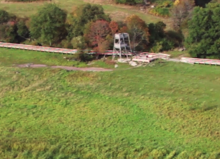 Nu finns det en träbro som gör det lätt att komma till fågeltornet i Dalbyviken. Parkering finns både vid badplatsen och vid Hammarskogs herrgård.