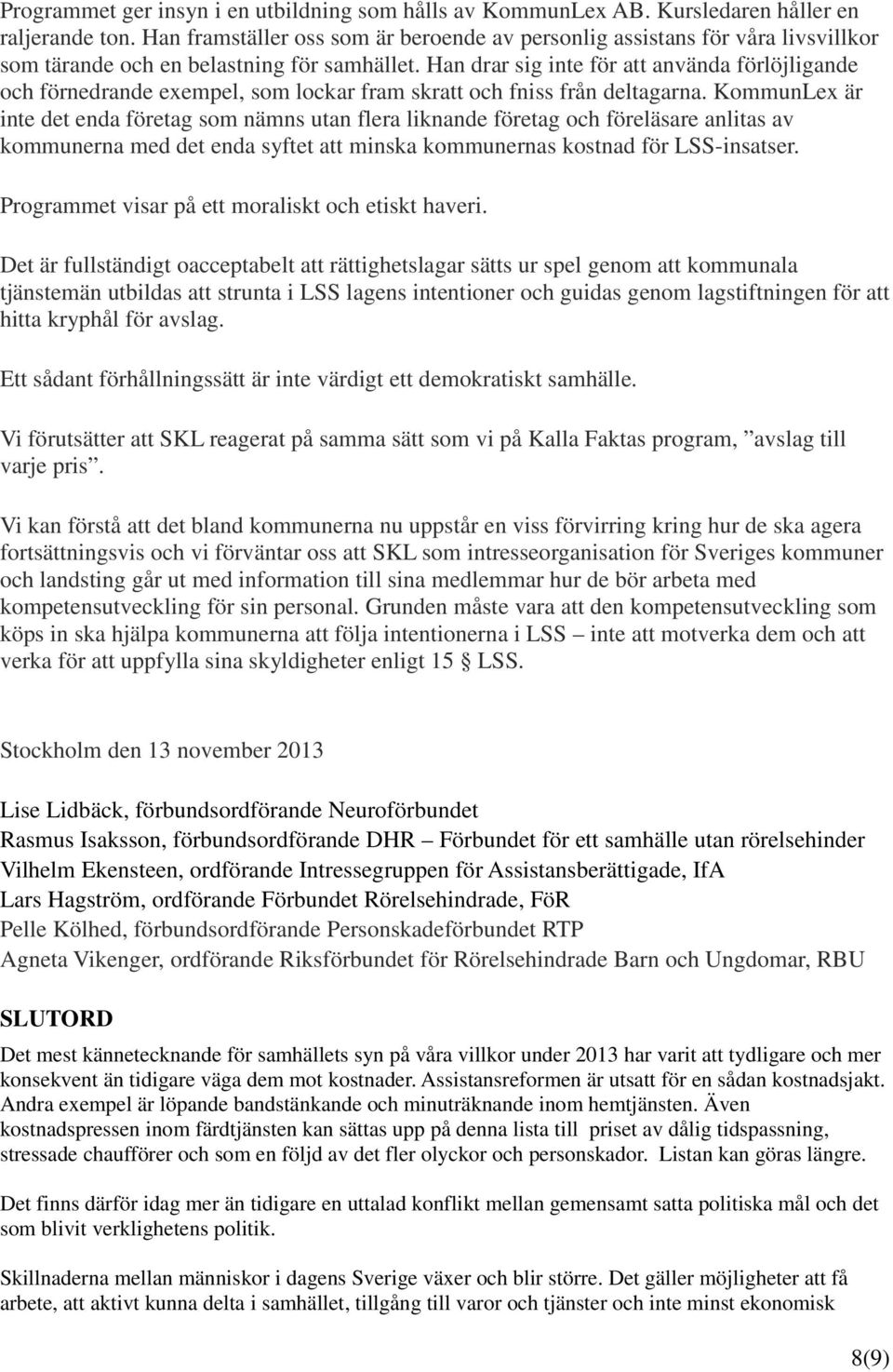 Han drar sig inte för att använda förlöjligande och förnedrande exempel, som lockar fram skratt och fniss från deltagarna.