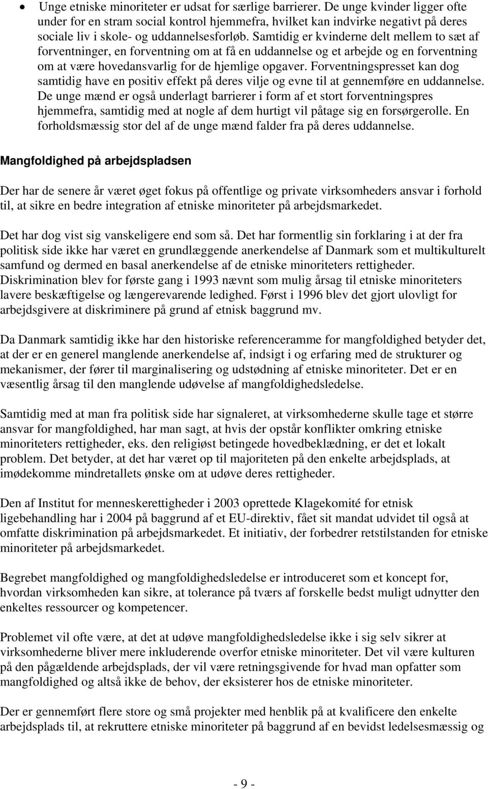 Samtidig er kvinderne delt mellem to sæt af forventninger, en forventning om at få en uddannelse og et arbejde og en forventning om at være hovedansvarlig for de hjemlige opgaver.