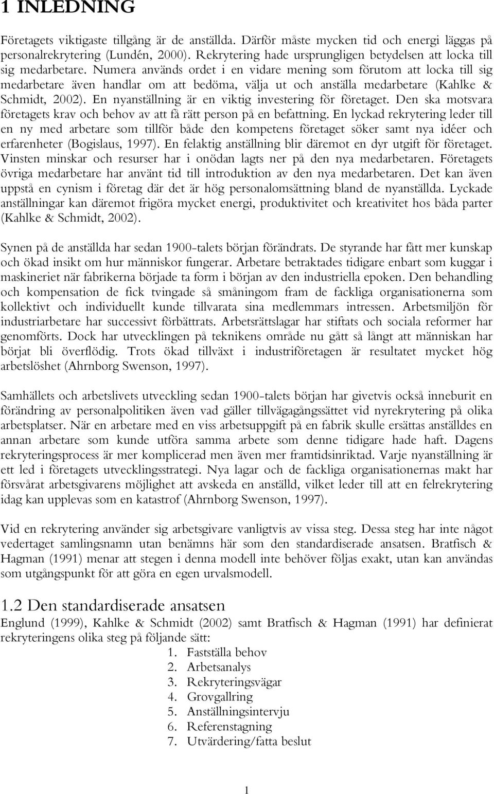 Numera används ordet i en vidare mening som förutom att locka till sig medarbetare även handlar om att bedöma, välja ut och anställa medarbetare (Kahlke & Schmidt, 2002).