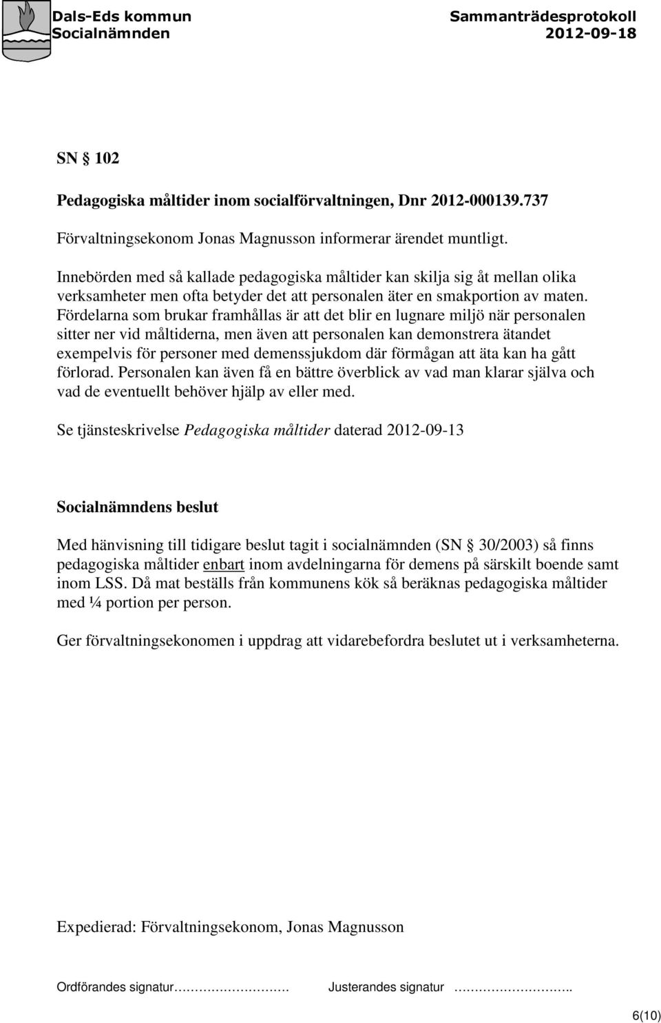 Fördelarna som brukar framhållas är att det blir en lugnare miljö när personalen sitter ner vid måltiderna, men även att personalen kan demonstrera ätandet exempelvis för personer med demenssjukdom