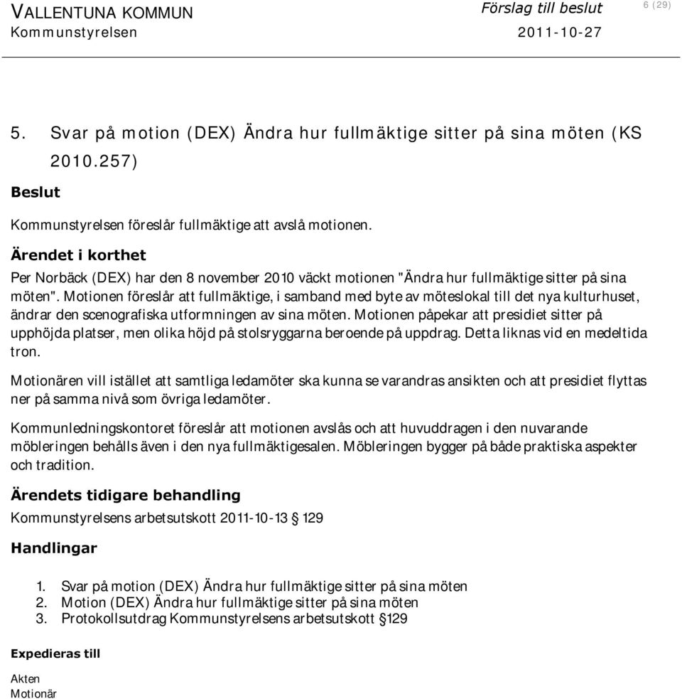 Motionen föreslår att fullmäktige, i samband med byte av möteslokal till det nya kulturhuset, ändrar den scenografiska utformningen av sina möten.