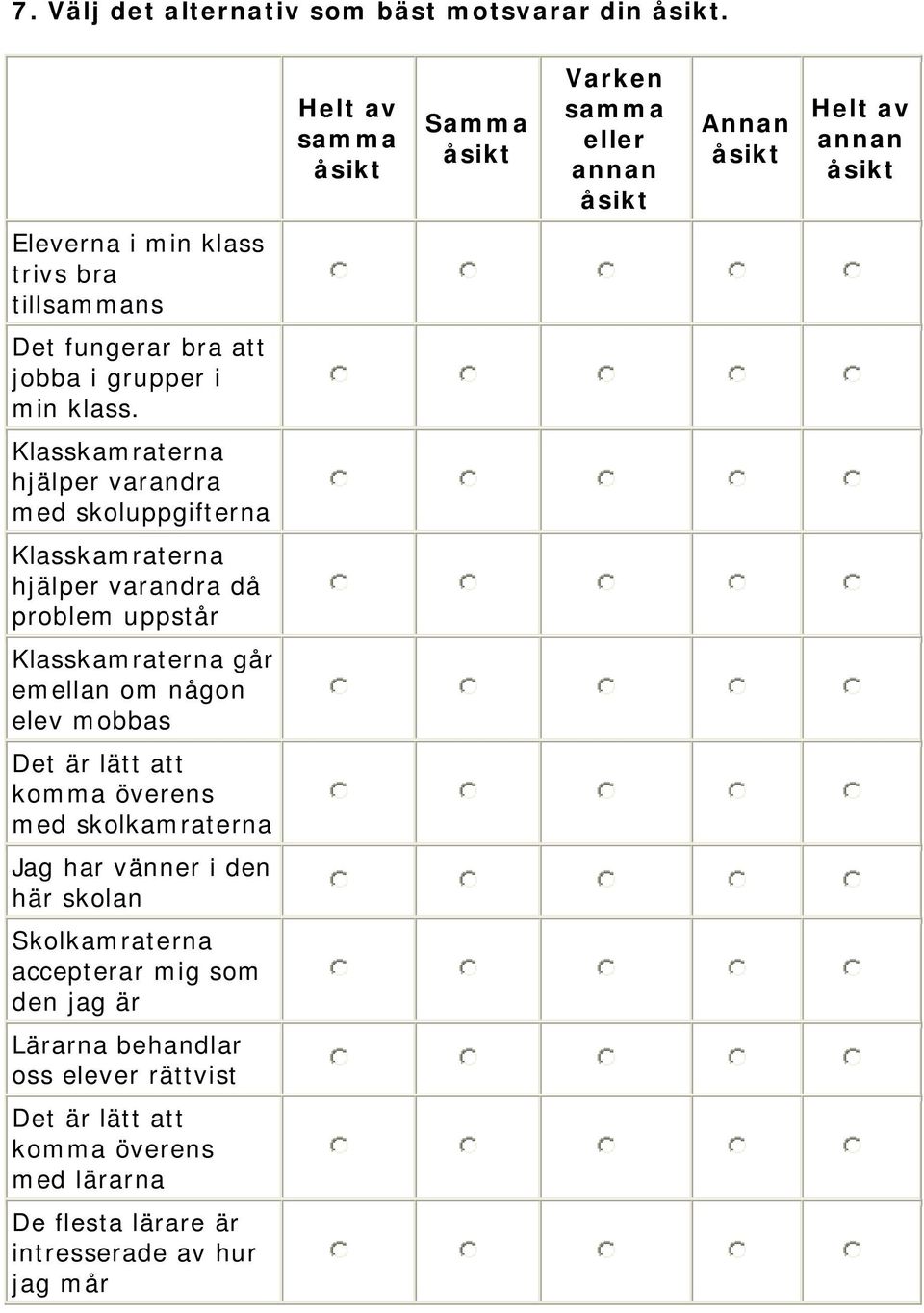 Klasskamraterna hjälper varandra med skoluppgifterna Klasskamraterna hjälper varandra då problem uppstår Klasskamraterna går emellan om någon