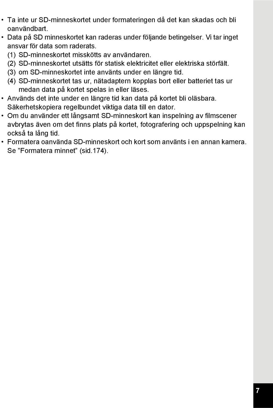 (4) SD-minneskortet tas ur, nätadaptern kopplas bort eller batteriet tas ur medan data på kortet spelas in eller läses. Används det inte under en längre tid kan data på kortet bli oläsbara.