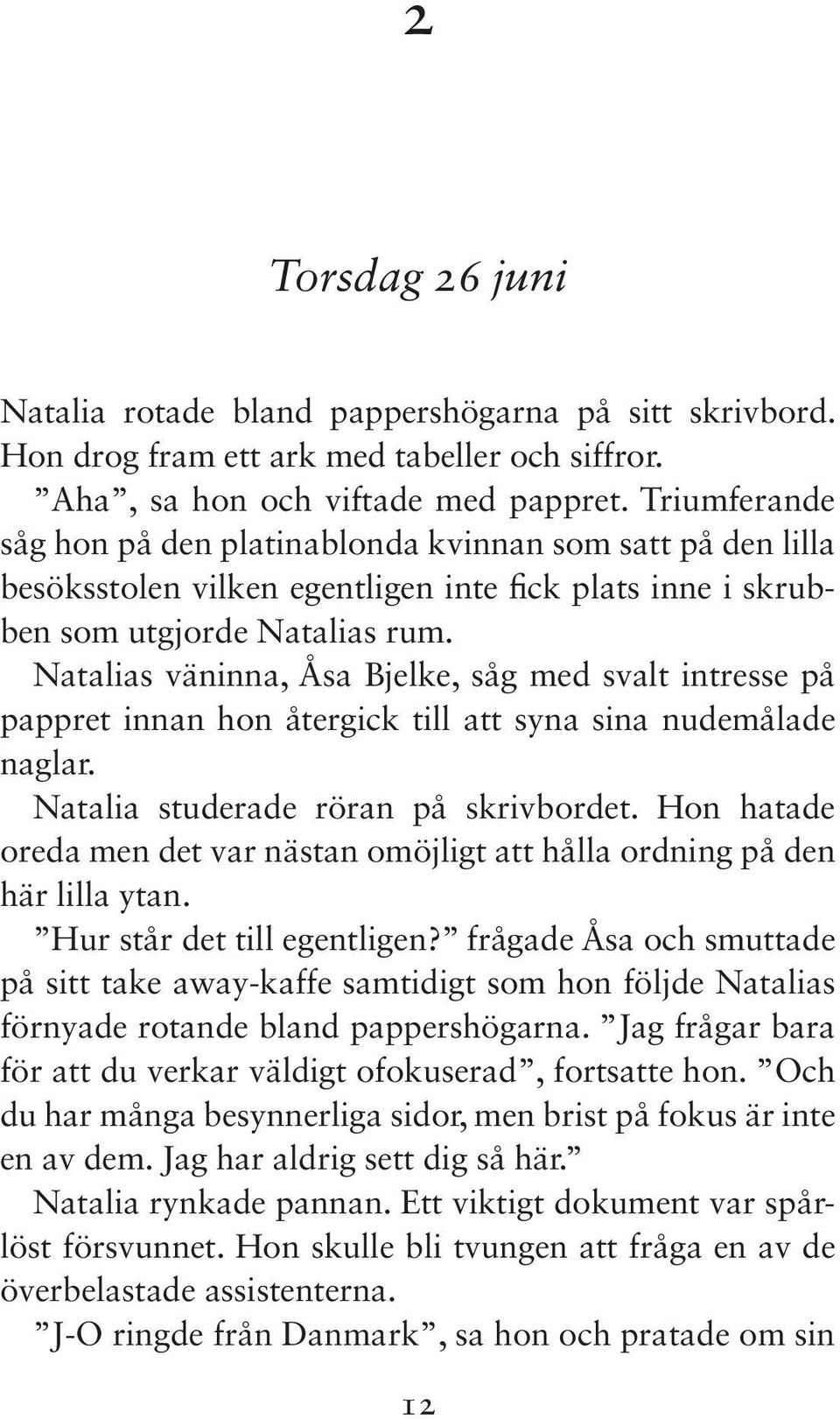 Natalias väninna, Åsa Bjelke, såg med svalt intresse på pappret innan hon återgick till att syna sina nudemålade naglar. Natalia studerade röran på skrivbordet.