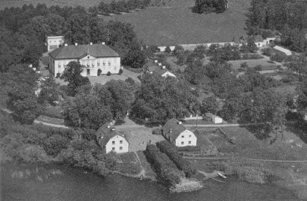 Lagmansö, Flens kommun 135 orangeriet sett från sydost och växthusen intill muren i den före detta köksträdgården. lagmansö 1:2, vadsbro socken, flens kommun.