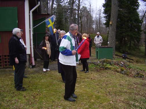 Valborgsfirande Tjugofem medlemmar samlades vid stugan för att traditionsenligt fira vårens ankomst.