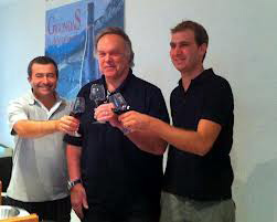 Mathiu tillsammans med Robert Parker Sedan kommer vi till det härliga tillfälle då Mathiu och Guy äntligen får prova det färdiga vinet, Domaine du Pesquirer Gigondas av årgång 2011.