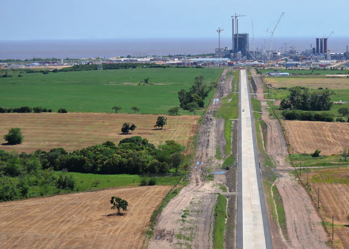 Montes del Plata, Uruguay Nu är bruket invigt! Massabruket Montes del Plata i Uruguay är nu äntligen invigt. Vägen till produktion har inte varit lika spikrak som vägen till bruket på bilden ovan.