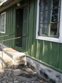 Boningshusets grund före och efter foglagningen, t v ses grunden vid förstugans trappa och th kökstrappan. Bilden till vänster är tagen i augusti 2006, före ommålningen av fasaden.