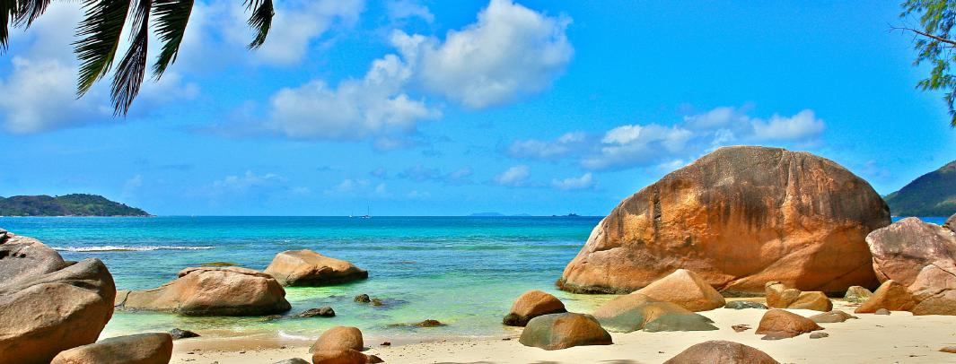 baka i tiden. Vi besöker stranden Anse Source D Argent som kanske på grund av sina spektakulära granitformationer har utnämnts till världens vackraste strand.