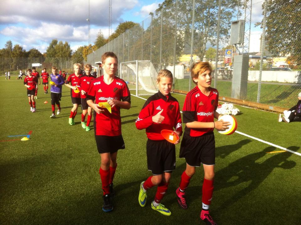 Sportsligt fokus 13-14 år Nu börjar spelarna på riktigt ta till sig spelet och större vikt läggs vid genomgångar innan träning.