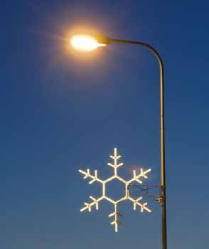 Elektriciteten inger trygghet och skapar stämning. Trettondagslandskap i Pyhäjoki i januari 2008. sträcker sig därtill till de behövliga vägarnas och kraftledningarnas omgivning. 7.3.