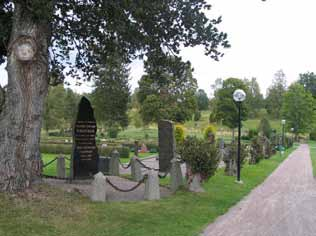 Minneslund Minneslunden ligger öster om kvarter B i den del av kyrkogården som utvidgades 1996.