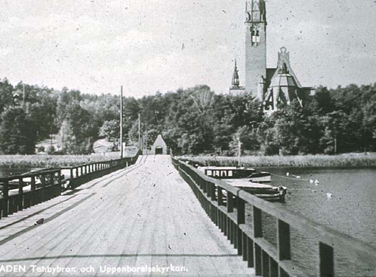 Den första bron Den tidigare träbron över Neglingeviken byggdes 1905, några år innan i Uppenbarelsekyrkan uppfördes.