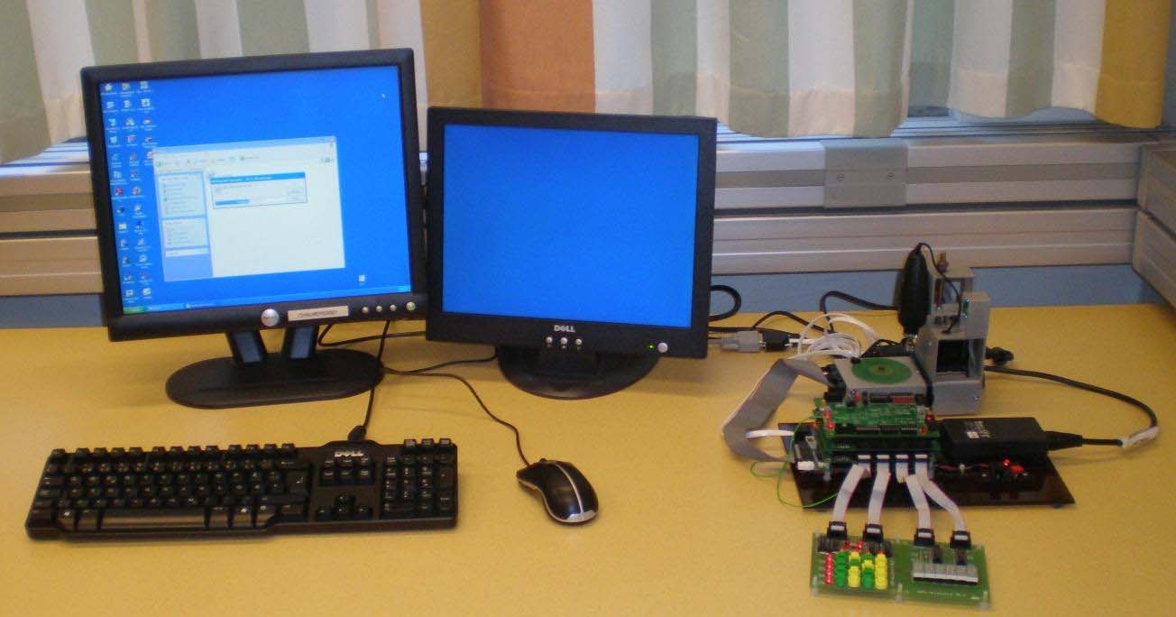 Laborationssystemet Följande enheter ingår i laborationsmiljön: persondator med programvaran ETERM för MC12 och XCC12 för MC12 laborationssystemet MC12 med monitor/debugger DBG12, borrmaskin,
