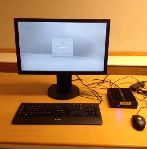 Det nya datorsystemet Varje datorarbetsplats är utrustad med en liten kompakt dator (svarta lådan till höger).