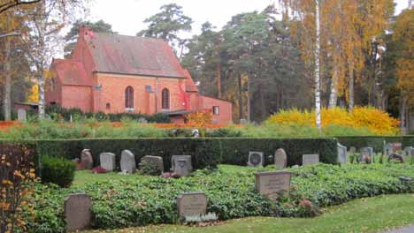 Som gravrättsinnehavare har du en skyldighet, enligt Begravningslagen 7 kap 3, att hålla gravplatsen i ett vårdat och värdigt skick.