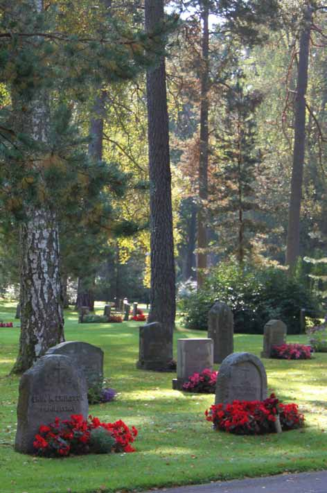 Tvättning av gravvård, utförs med högtryckstvätt. Normalstor gravvård max 60x80 cm. 425 kr Större gravvård, stenram eller dylikt.
