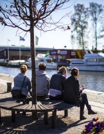 Svensk tillväxt växlar upp men Riksbanken väntar med höjningar Svensk BNP för andra kvartalet reviderades ned och årstillväxten uppgick till 0,1 procent.