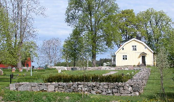 Gravkvarteren liksom gravplatserna är gräsbevuxna. Norr och söder om kyrkan finns familjegravar från sent 1800-tal och större delen av 1900-talet, flertalet med låga, breda granitvårdar.