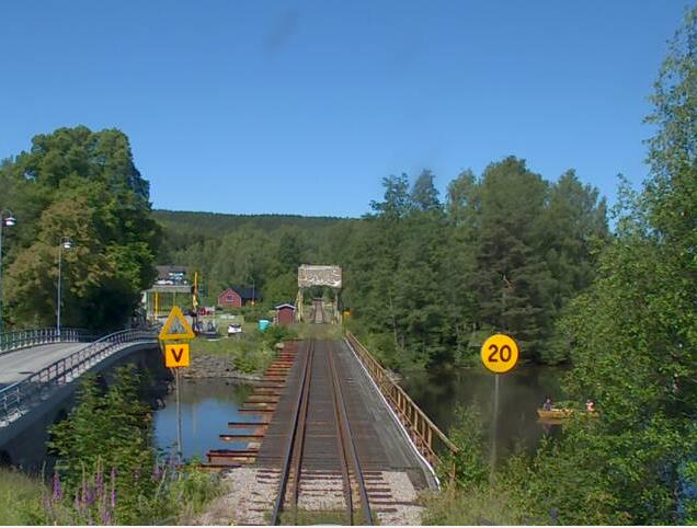 Strömmen Figur 5 Strömmen järnvägsbro, 2015 Strömmen är en järnvägsbro i stål som ligger strax norr om Dals-Långed. Bron ligger på km 32 + 051 och sträcker sig 71,9 spm (BIS, 2016a).