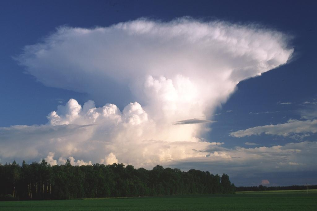 Åska Ofta tillsammans med kraftigt regn eller hagel.