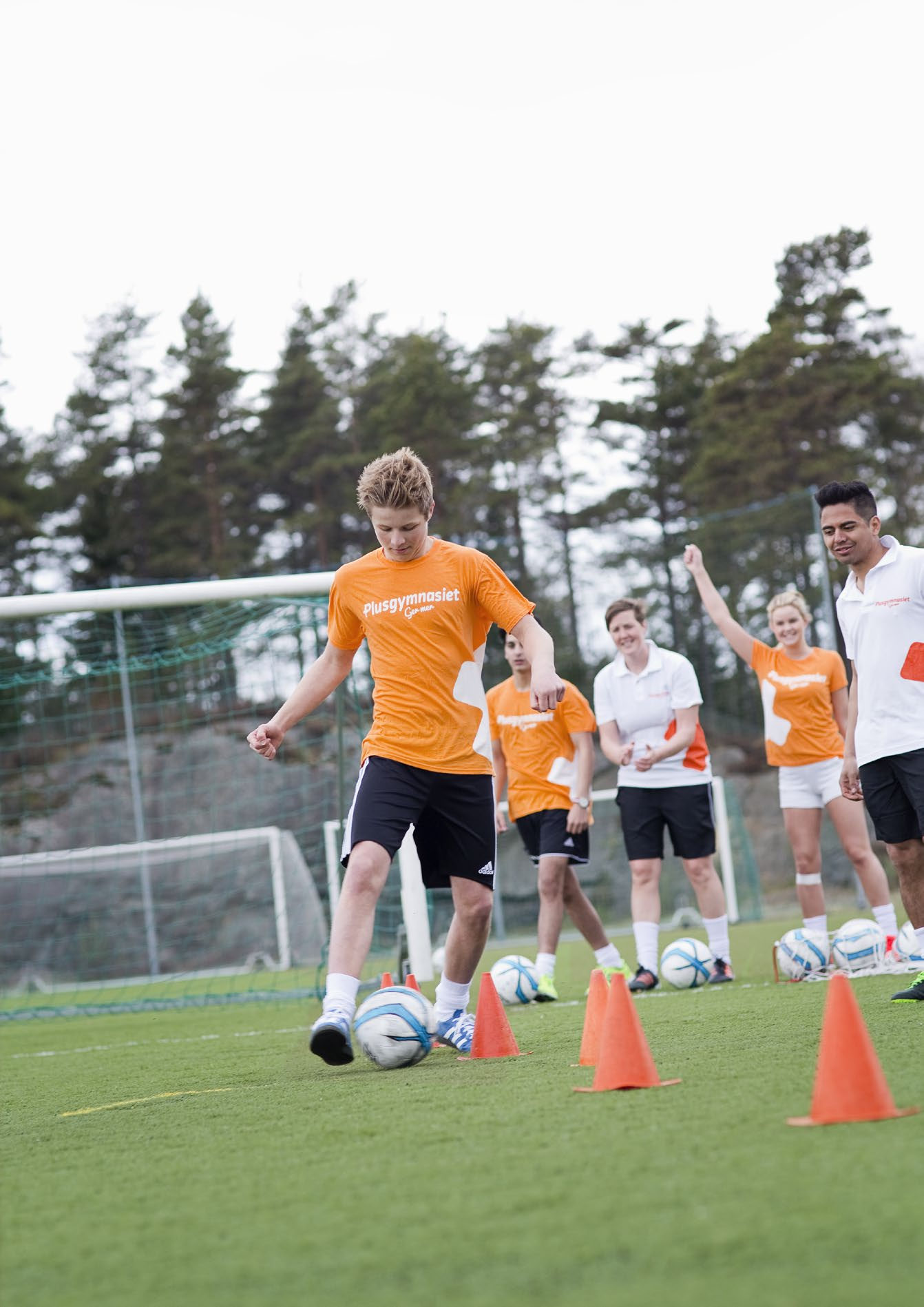 Träna fotboll under