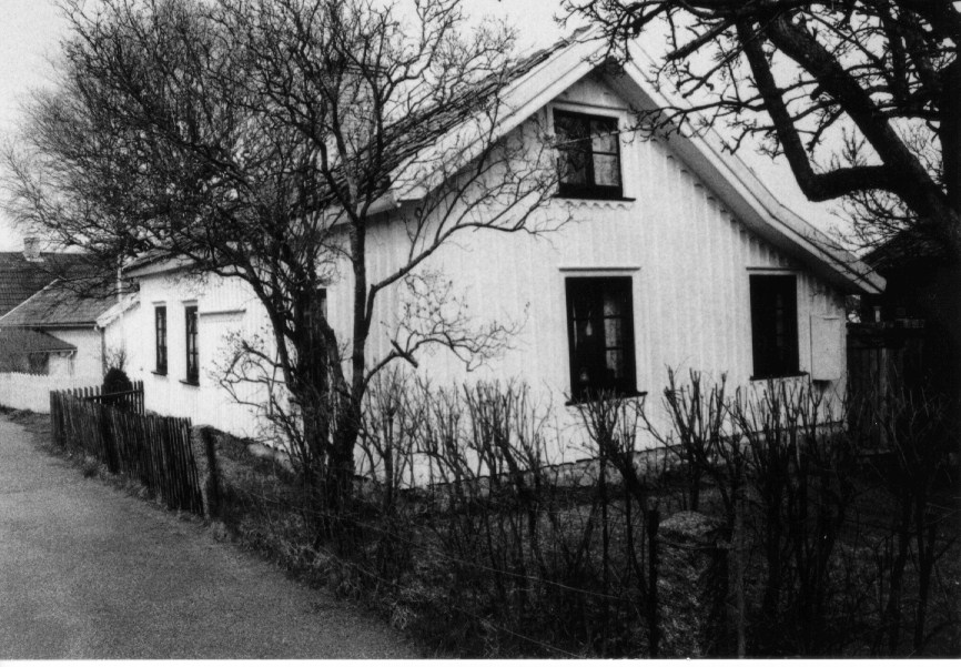 17 18 På platsen för Hus nr.3 låg en enkelstuga, Albertinas hus, Karl, Olof och Axel Backmans barndomshem. 1938 rev Karl den gamla stugan och byggde det nuvarande hus nr.3. Hus nr.5 har ersatt en första stuga, som byggdes 1757 av strandsittaren Hans Olufsson (född i Lysekil 1738).
