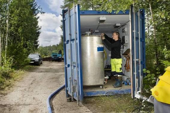 Rening av vatten Eftersom det kvarvarande vattnet kunde innehålla halter av oljeförorening och vattennivån behövde sänkas för att provtagning av markytan omkring gropen skulle vara möjlig