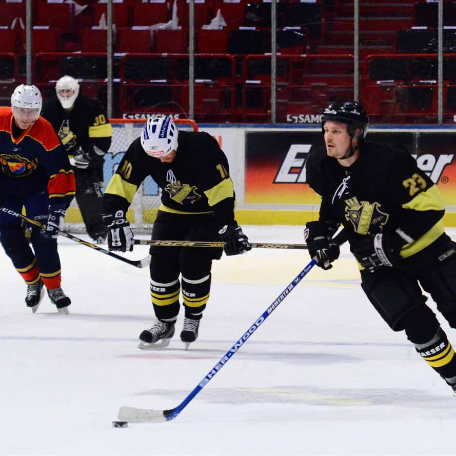 Snöra skridskorna och spela hockey som proffsen. AIK:s populära företagshockey är en perfekt aktivitet för kundvård och teambuilding. Dessutom en bra och oförglömlig träning.