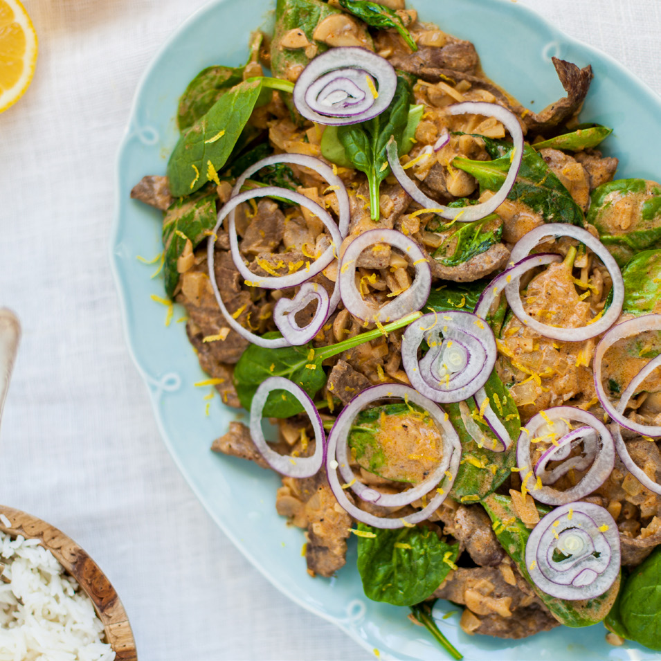 STROGANOFF med ris och rårivna morötter Ca 35 min Stroganoff 1 gul lök vitlöksklyftor 50 gram champinjoner förp skavkött Olivolja* 1 tsk paprikakrydda* 1 msk köttfond* tsk dijonsenap* 1½ dl vatten*