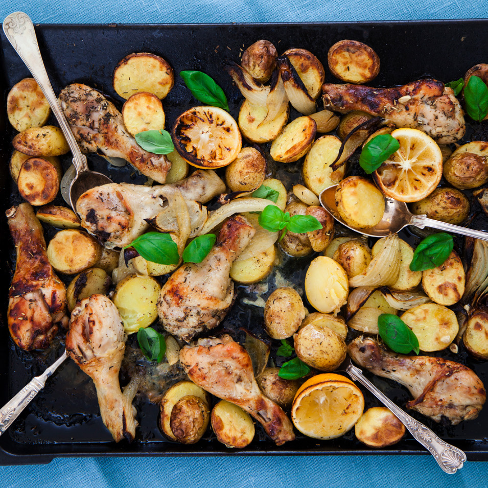 CITRONROSTAD KYCKLING med örter, potatis och linshummus Ca 45 min Kyckling 800 gram potatis 1 gul lök 4 vitlöksklyftor 1½ citroner 1 kg tinade kycklingben 1 tsk torkad rosmarin* 1 tsk torkad timjan*