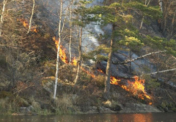 Bakgrund till undersökningen/enkäten Den 25 april 2009 klockan 14.32 inkommer ett larm till räddningstjänsten om att det brinner vid Nödsjön söder om Nödinge.