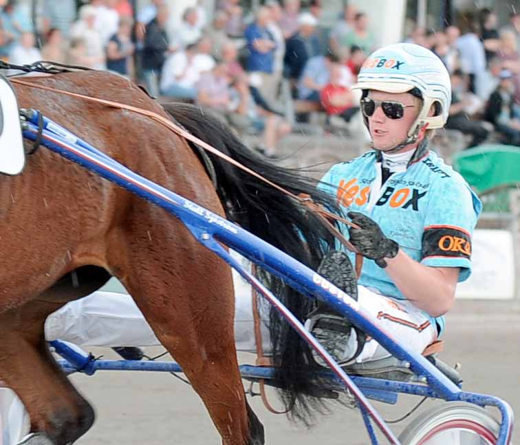 .0 PONNYTRAV b OSKAR KYLIN-BLOM Bronsdivisionen. Kategori A högst.000 pp, körda av A-B- eller C- 0 m. Autostart. Prispoäng: 00-0---00-(). Ingen insats och inga prispremier i detta lopp.