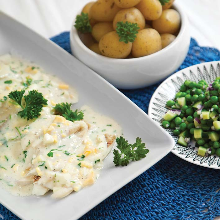 Kokt torsk med äggsås potatis och ärtsallad Ca 0 min Torsk: 500-600 gram torskfilé ½ tsk salt* 5 dl vatten* ½ msk fiskfond* Sallad pkt ärtor, ca 50 gram ½ gurka ½ rödlök Salt* Sås ägg ½ msk vetemjöl*