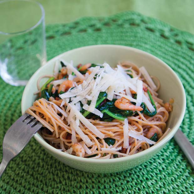 Kryddig räkpasta med spenat och färsk parmesan Ca 0 min port spaghetti påse tinade räkor vitlöksklyftor burk soltorkade tomater, ca 0 gram msk olivolja* ask spenat, ca 70 gram tsk chiliflingor* msk