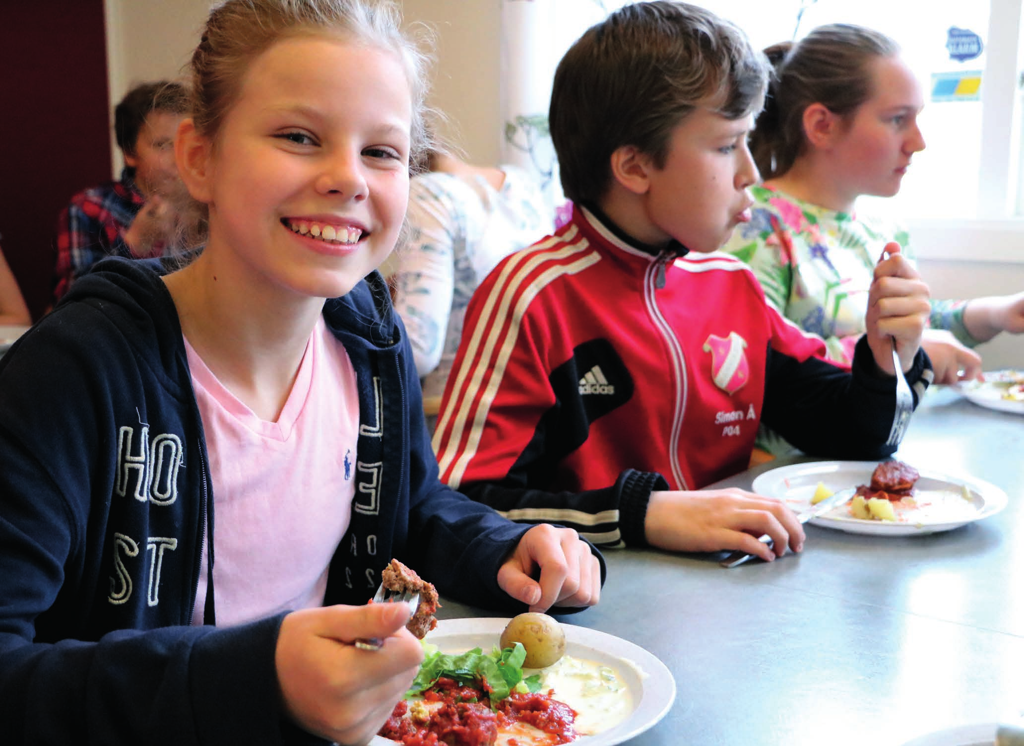 Foto: Maria Nilsson/Regeringskansliet På Fornuddens skola i Tyresö kommun, får barnen skollunch utöver det vanliga. Mycket vegetariskt, ekologiskt och närproducerat. Men framför allt matglädje!
