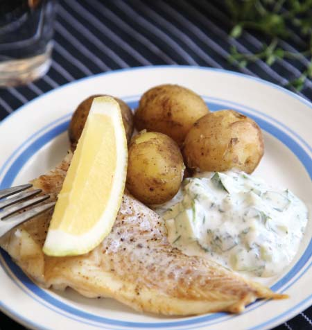 LÄTTSTEKT TORSK MED DILLDIPP, ÄRTOR OCH FÄRSKPOTATIS RECEPT 2 Ca 25 min Ca 600 gram torskfilé msk smör * Salt* Svartpeppar* Dilldipp 200 gram turkisk yoghurt ½- kruka dill ½ gurka msk citronsaft krm