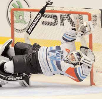 HOKEJ 7 NÁVRATY K ŠESTNÁSŤFINÁLE PLAY-OFF LM KOŠICE FRIBOURG-GOTTÉRON (1:1), VÍTKOVICE NITRA (7:0) Vľavo hráč HC Fribourg-Gottéron Yannick Rathgeb pred brankárom Benjaminom Conzom, vpravo útočník