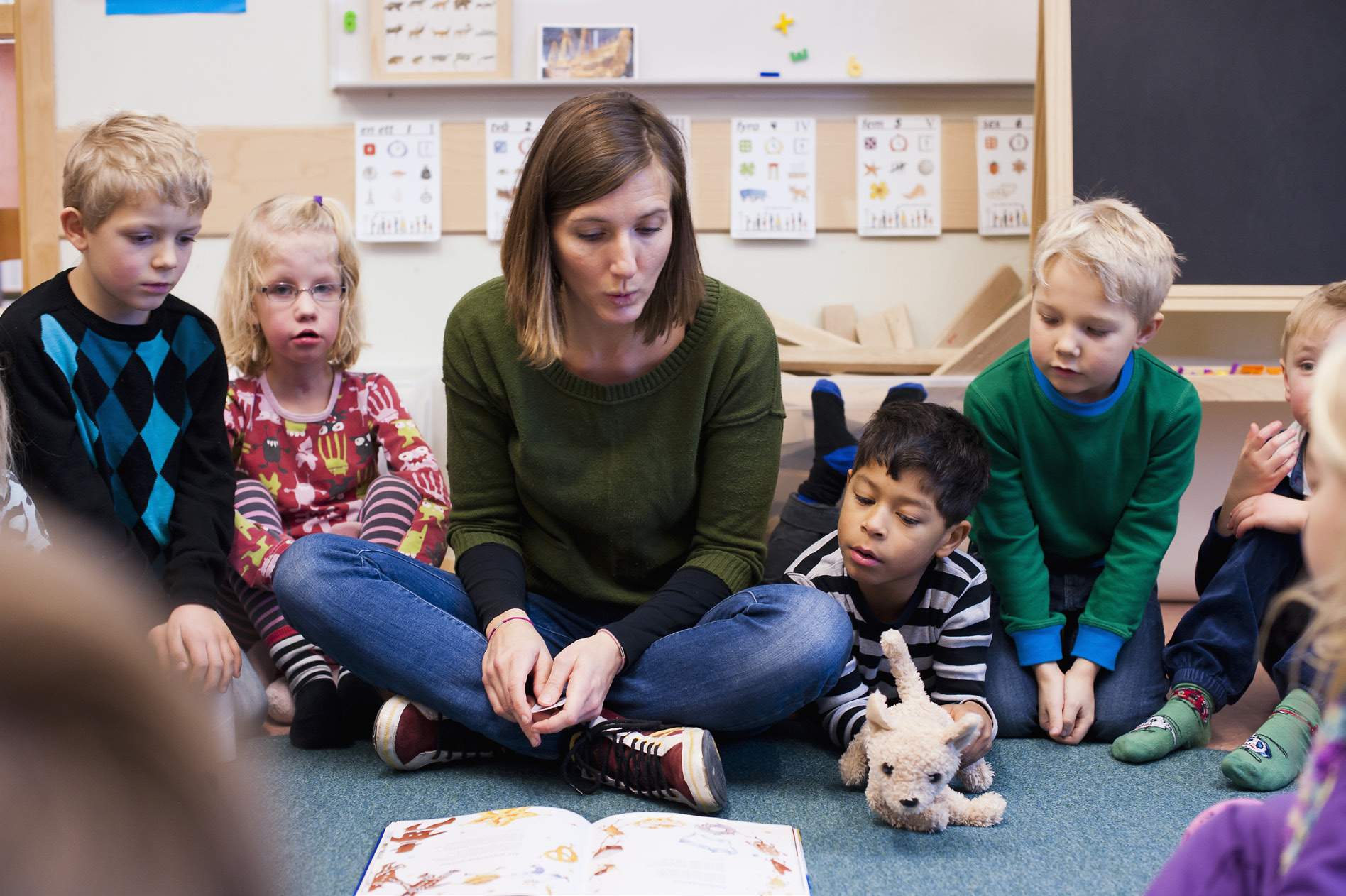 17 Studenten presenterar och genomför egna idéer om innehåll och arbetsformer. Vidare kan studenten värdera olika material och sätta dem i relation till styrdokument och den aktuella barngruppen.