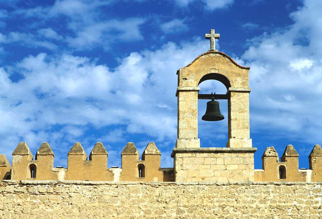 Och vilka krav ställer kyrkan på mig som ska bli präst enligt de tidigare reglerna? Grundtanken är att du som blivande präst först ska ha gått Svenska kyrkans grundkurs, en termin på folkhögskola.