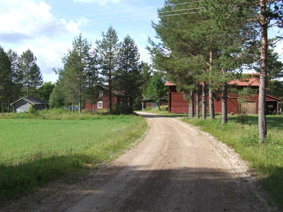 Gården vid vägens slut Enskilt belägen gård med idylliskt läge i Fullsborn, 10 km nord-väst om Edsbyn. Bostadsbyggnad samt gästhus och ett flertal förrådsbyggnader.