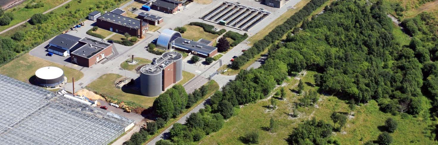 som ligger närmre. Växthusen ses i förgrunden och i SV hörnet av reningsverkstomten syns rensstationen för naturgas. Recipienten för avloppsreningsverket är Öresund. Figur 4.