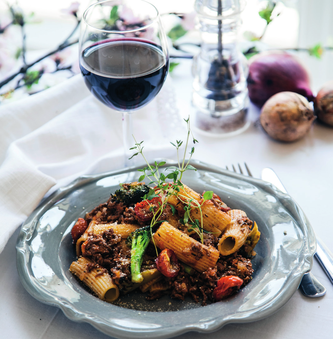 PASTA MED NÖTFÄRSRAGU RECEPT OCH BAKADE KÖRSBÄRSTOMATER Ca 0 min Tomater ½ ask körsbärstomater Olivolja* Ragu Ca 500 gram nötfärs gul lök 00 gram morötter ½ broccoli vitlöksklyftor tsk torkad timjan*