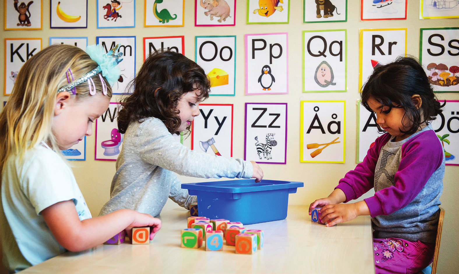 Förskola Dag 2 Du och ditt barn kommer kl. 09.00. Under dag 2 är mycket fortfarande nytt för barnet och du som förälder fortsätter med att byta blöja, är med under måltiderna och finns nära ditt barn.