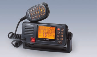 176 VHF VHF-högtalare 1 490.- t.o.m 30/7-13 VHF för fast montage - Info Alla modeller är vattentäta, har long-/lat-visning vid inkopplad GPS, memory scan, MMSI-nummer och högtalarutgång.