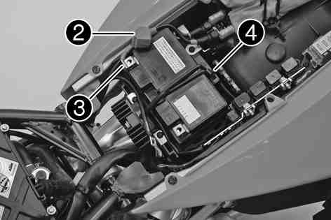 UNDERHÅLL AV CHASSI OCH MOTOR 99 Försiktigt Risk för olyckshändelser Om fordonet används med urladdat batteri eller utan batteri kan elektroniska komponenter eller säkerhetsutrustning skadas.