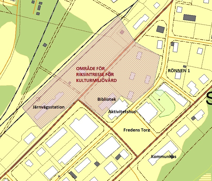 Skrafferat område är riksintresse för kulturmiljövård och ligger väster om aktuell fastighet. Naturmiljö Området är beväxt med gräs, buskar och höga träd.