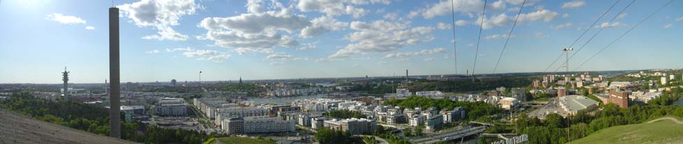 Stockholms län Juni 28 Många kranar är det! Man skulle kunna tro att det är någon som tvingar in dem! Medlemmarna i Stockholms Byggmästareförening alltså.